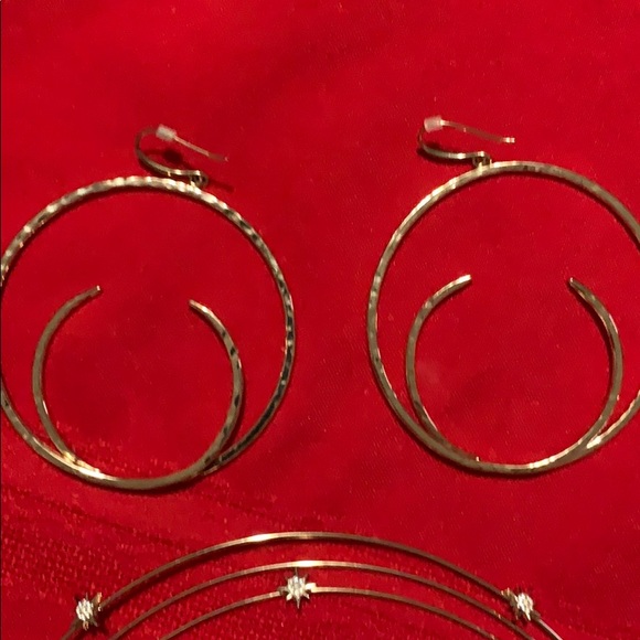 Selling 2 pieces jewelry- necklace & Earring - Picture 2 of 3